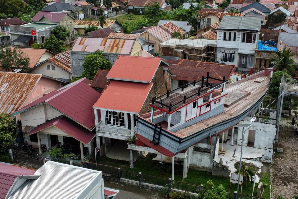 Bot nelayan terdampar di atas bumbung rumah di Banda Aceh, Indonesia.