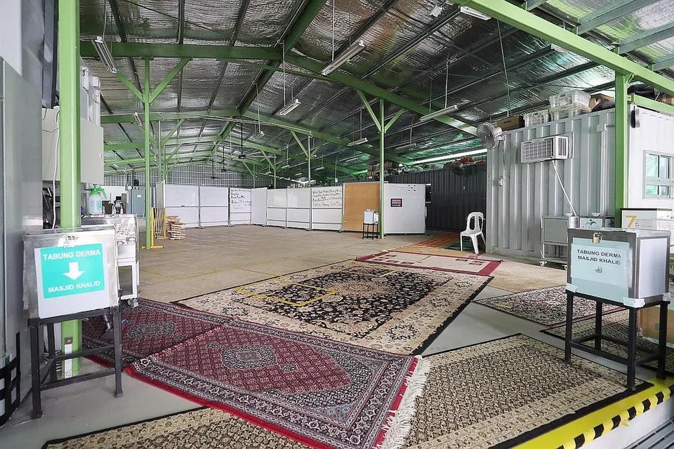 TEMPAT TERHAD: Masjid Khalid hanya boleh menampung dua zon atau sejumlah 100 jemaah di tapak sementaranya di Onan Road pada Ramadan ini. 