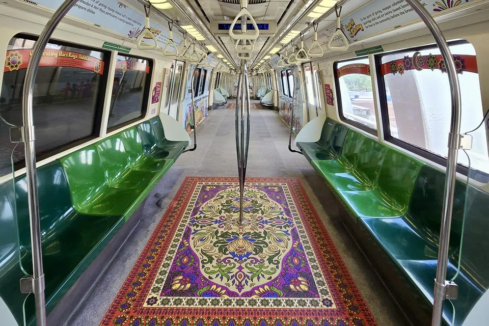 Hiasan bak permaidani dan motif bertema Hari Raya boleh dilihat dalam beberapa kereta api tertentu sehingga 7 Mei 2024.