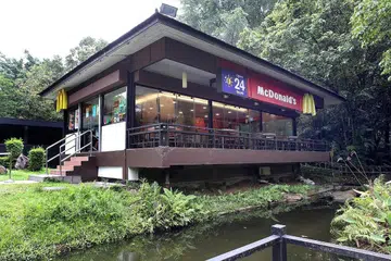 AKAN TERUS BEROPERASI: McDonald's tidak jadi menutup cawangannya di Ridout Tea Garden di Queensway ini. - Foto fail.