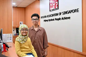 Naila Naima Muhammad Taufiq sedang mengikuti kelas di pusat pembelajaran Persatuan Disleksia Singapura (DAS) di Jurong Point, manakala Encik Nuh Syazwan Muhammad Zulkarnaen pula merupakan alumni pusat tersebut.