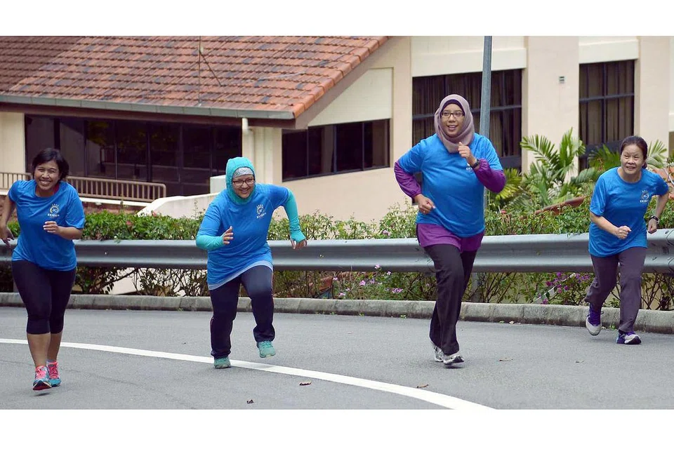 AMALKAN GAYA HIDUP SIHAT: Karyawan kesihatan dan sains ini - (dari kiri) Cik Aniza Puteri, Dr Citra Mattar, Dr Rufaihah Abdul Jalil dan Cik Tan Lay Geok - mahu membuktikan pengamalan gaya hidup sihat di tengah-tengah kesibukan harian mereka bermanfaat bagi meningkatkan taraf kecergasan. Mereka kelihatan bersemangat menyertai latihan larian berganti ala Jepun, Mizuno Ekiden, di Promontory@Marina Bay, bagi mempersiap diri masing-masing menjelang acara itu pada 16 Julai ini. - Foto IMAN ALIF RAHIM