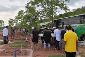 SUASANA PILU: Anggota keluarga dan rakan mengusung keranda jenazah Allahyarham Mat Noh untuk dikebumikan semalam. - Foto BH oleh ALPHONSUS CHERN