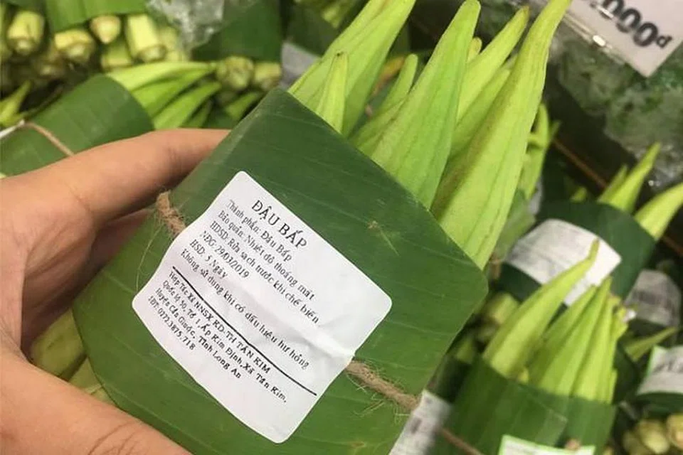 Lotte Mart, yang merupakan antara pasar raya terbesar di Vietnam, menggunakan daun pisang dan bukan beg plastik, untuk membungkus sayur-sayuran yang dijual. FOTO: LOTTE MART VIETNAM / FACEBOOK