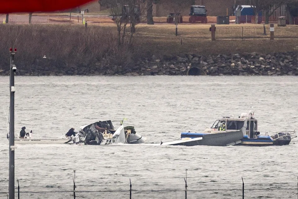 Pasukan penyelamat mencari serpihan selepas nahas pesawat American Airlines di Sungai Potomac ketika ia menghampiri lapangan terbang pada 31 Januari 2025, di Arlington, Virginia, berhampiran Washington D C.