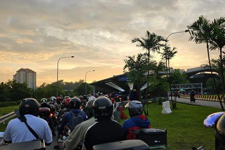 Kesesakan di Zon Motosikal Kompleks Imigresen, Kastam dan Kuarantin (ICQ) Bangunan Sultan Iskandar dan Kompleks Sultan Abu Bakar, Johor Bahru.