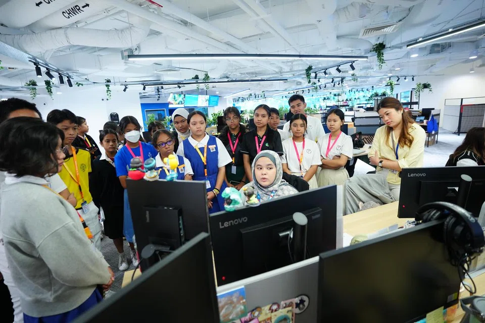 Pelajar turut diberi peluang mengunjungi pejabat Berita Harian (BH) di Toa Payoh North. Wartawan Media Sosial, Cik Ameerah Sallehudin (di hadapan skrin komputer), berkongsi tentang peranan berbeza di BH dan tugas masing-masing.