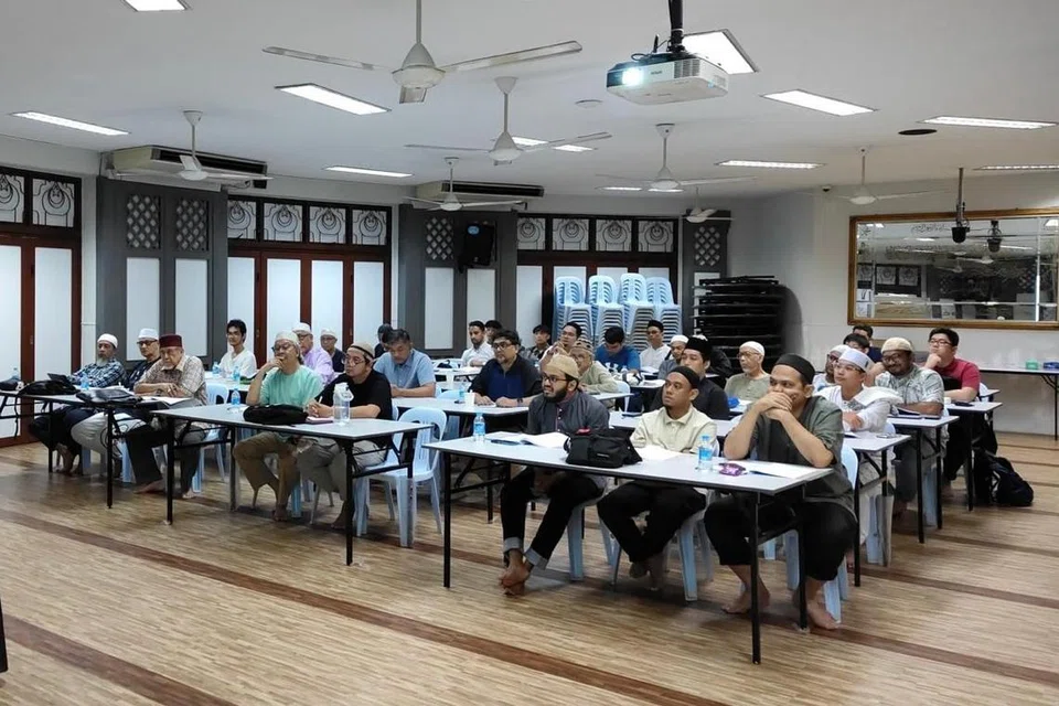 Kaum Adam bersemangat menghadiri Kursus Imam & Muazzin yang dianjurkan di Masjid Alkaff Kampung Melayu pada Oktober 2024 lalu. Program ini menekankan kepentingan menimba ilmu sebelum menjadi imam atau muazzin. 