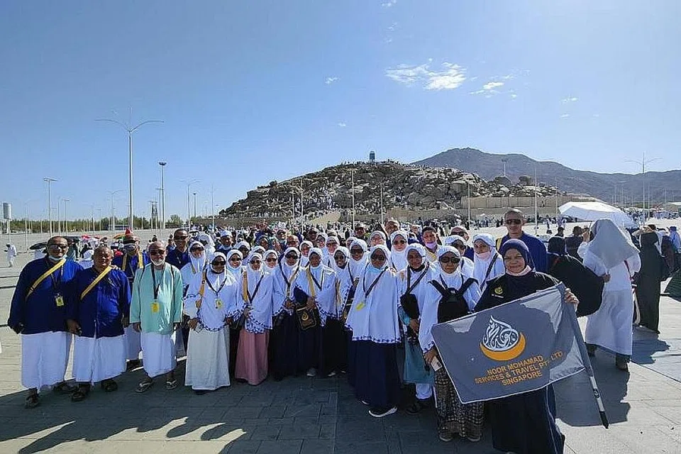 JEMAAH DARI SINGAPURA: Jemaah haji setempat yang mengikuti pakej syarikat Noor Mohamad Services & Travel bergambar di Jabal Rahmah ketika berziarah di sekitar kota Makkah dan diakhiri dengan miqat umrah di Jaaranah pada tahun lalu. - Foto ihsan NOOR MOHAMADED SERVICES & TRAVEL PTE LTD
