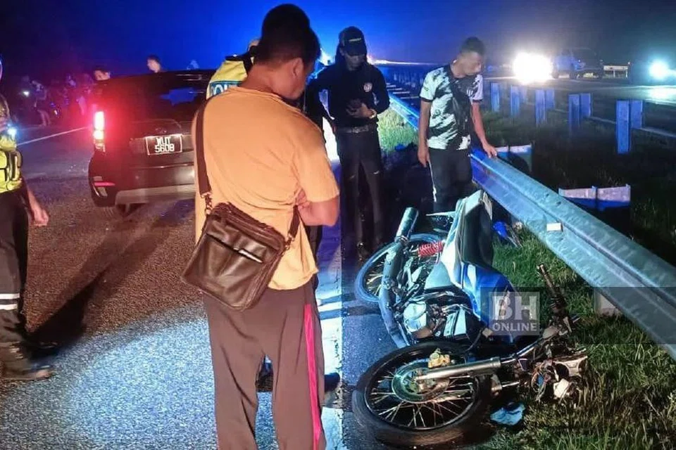 KEMALANGAN: Mangsa yang terlibat dalam kemalangan masing-masing dalam perjalanan pulang ke rumah di Kemaman selepas keluar menikmati nasi lemak di Hentian Rawat & Rehat (R&R) Paka.
