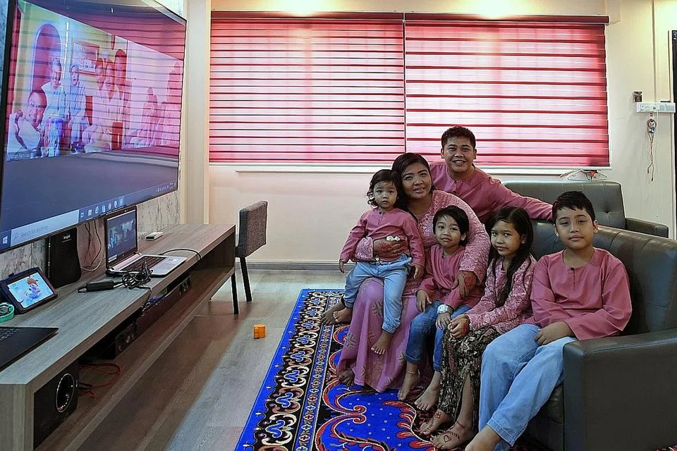 CERIA ZOOM RAYA: Cik Nur Diana dan suami, Encik Zulfiqar Zainal bersama anak-anak mereka (dari kanan) Qays Qusyeiri, Qiys Qaiserah, Qhir Qaiser dan Qaid Qayden bersyukur masih dapat berinteraksi dengan keluarga semasa raya melalui zoom. - Foto BH oleh DESMOND FOO