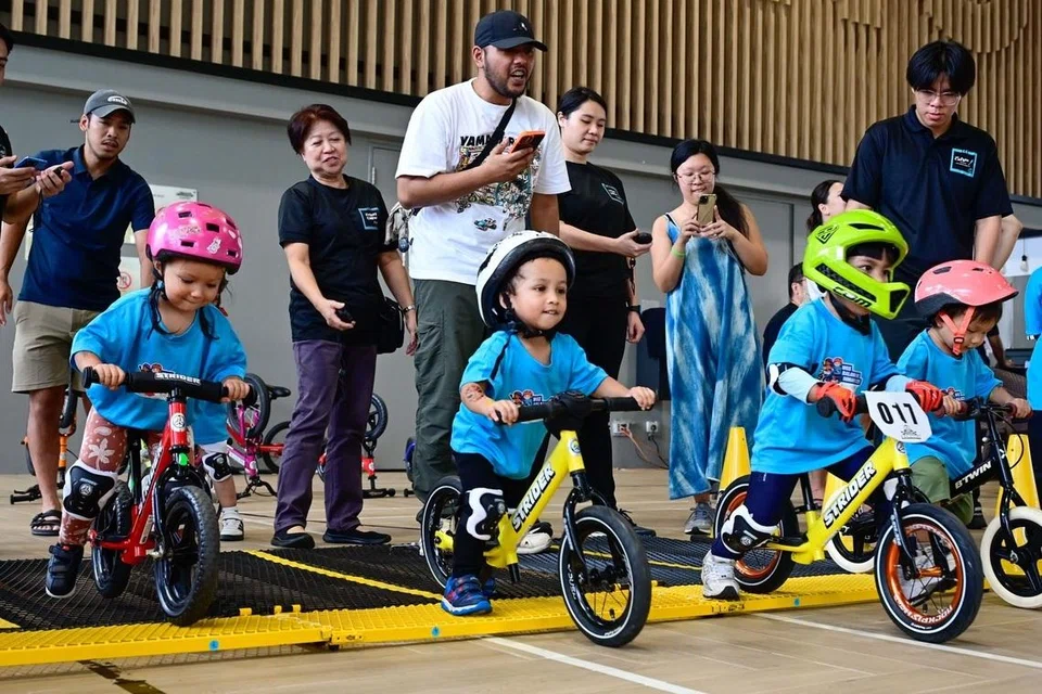 Kanak-kanak comel menyertai kegiatan berbasikal, ‘Balance Bike Bonanza’, di Anjung, Wisma Geylang Serai (WGS). Acara ini memberi pendedahan kepada kanak-kanak berusia dua hingga empat tahun bagi mengimbangi diri ketika berbasikal. Ibu bapa mereka kelihatan tekun memberi sorakan dan galakan kepada anak-anak mereka.