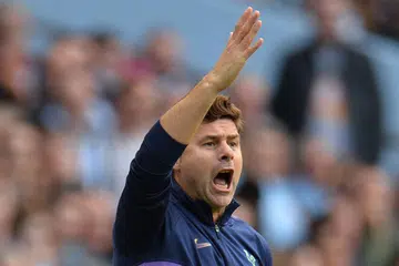 NASIB BERBEZA: Dengan pengurus Spurs, Mauricio Pochettino (atas) berharap melihat pasukannya meneruskan prestasi baik awal musim, rakan sejawatannya dari Newcastle, Steve Bruce, terdesak mengembalikan semangat juang pasukannya. - Foto EPA-EFE & REUTERS 