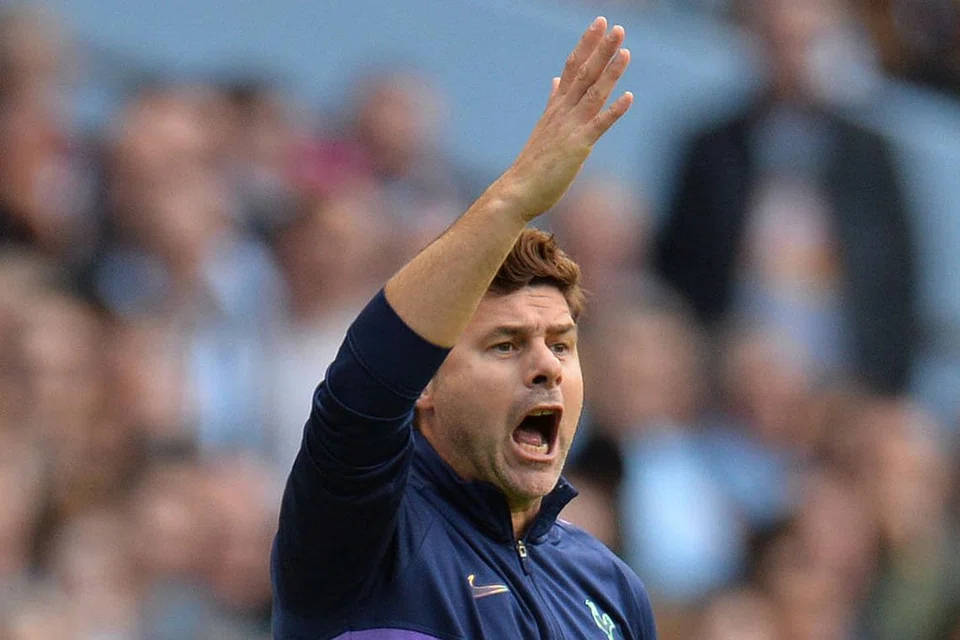NASIB BERBEZA: Dengan pengurus Spurs, Mauricio Pochettino (atas) berharap melihat pasukannya meneruskan prestasi baik awal musim, rakan sejawatannya dari Newcastle, Steve Bruce, terdesak mengembalikan semangat juang pasukannya. - Foto EPA-EFE & REUTERS 