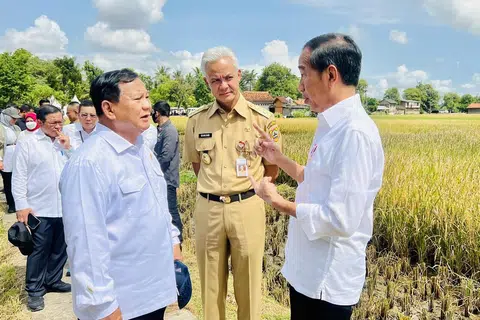 SIAP BERTANDING: Gabenor Jawa Tengah, Encik Ganjar Pranowo (tengah) berbincang bersama Presiden Indonesia, Encik Joko Widodo (kanan) dan Menteri Pertahanan, Encik Prabowo Subianto (kiri), dalam satu upacara menuai padi di Kebumen, Jawa Tengah pada Mac lalu, akan bersara lebih awal untuk bertanding dalam Pilihan Raya Presiden.