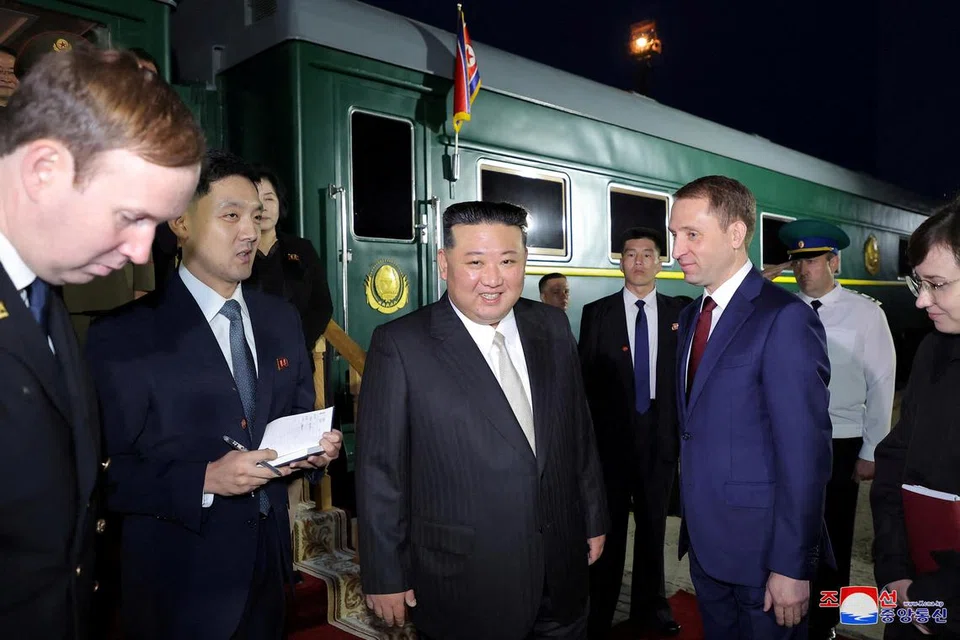 KUNJUNGAN STRATEGIK: Presiden Korea Utara, Encik Kim Jong Un, tiba di Khasan, wilayah timur jauh Russia pada Selasa dengan menaiki kereta api privet.
