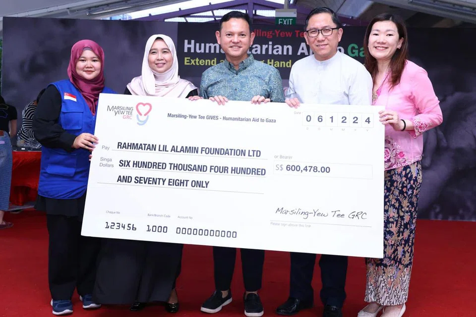Sebagai sebahagian daripada kempen bantuan kemanusiaan untuk Gaza, Anggota Parlimen (AP) GRC Marsiling-Yew Tee, Encik Zaqy Mohamad (tiga dari kanan), Encik Alex Yam (dua dari kanan), dan Cik Hany Soh (kanan), menyampaikan cek berjumlah $600,478 kepada Yayasan Rahmatan Lil Alamin (RLAF) pada 6 Disember di Yew Tee Kampong Pavilion.