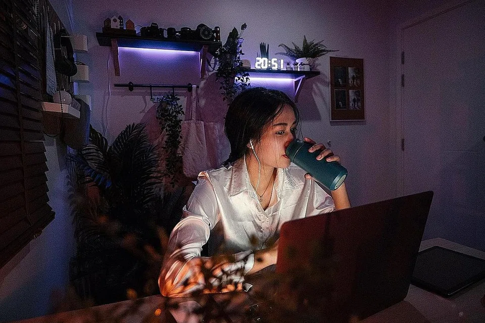 BEKERJA DI RUMAH SUDAH MENJADI PERKARA BIASA: Dengan norma baru, majikan dan pekerja perlu saling mempercayai. - Foto hiasan ISTOCKPHOTO