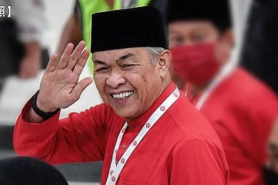 UMUM KEPUTUSAN UMNO: Presiden Umno, Datuk Ahmad Zahid, mengumumkan awal pagi semalam bahawa parti itu menarik balik sokongannya buat PN dengan serta-merta. - Foto fail