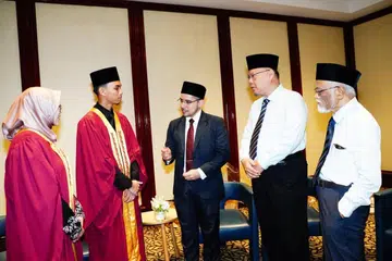 Dr Syed Harun Alhabsyi (tengah), Mudir Madrasah Aljunied Al-Islamiah, Encik Herman Cher Ma’in (dua dari kanan) serta Ustaz Pasuni Maulan bersama lulusan Madrasah Aljunied Al-Islamiah Cik Hannah Yusra Rashid (kiri) dan Encik Ahmad Eimran Darwisy Mohammad Suhaimi beramah mesra semasa Majlis Konvokesyen Madrasah Aljunied Al-Islamiah dan anugerah khas 1447H / 2026M.