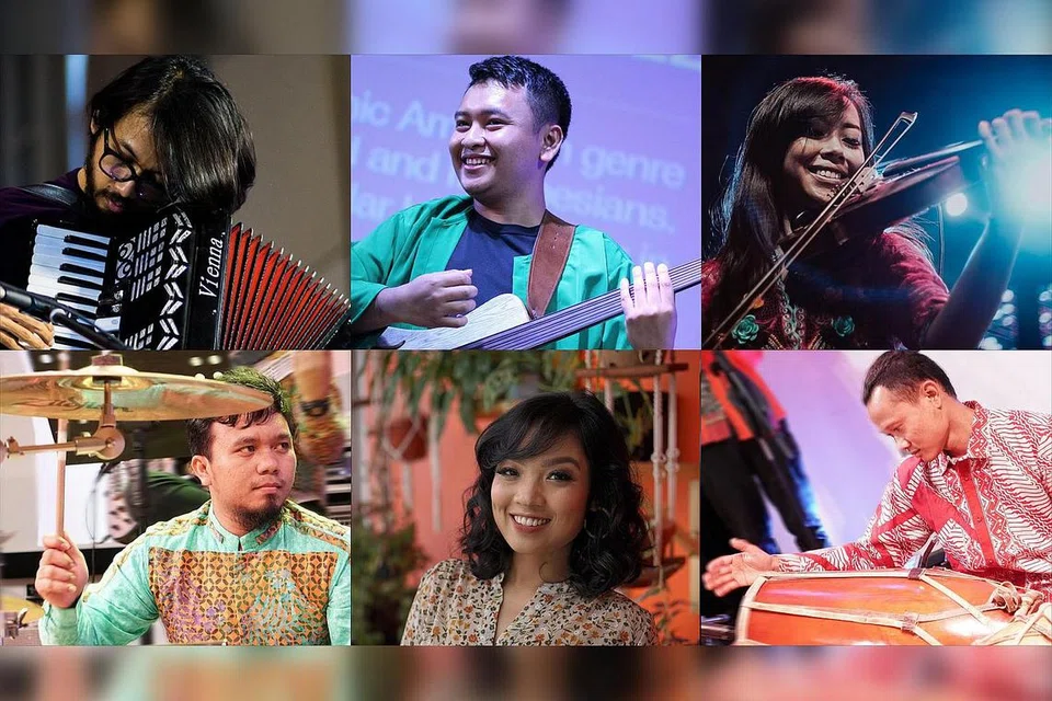 WARNA-WARNI MUZIK INDONESIA: Lantun Orchestra dengan pengasasnya, Chaka Priambudi (barisan atas, tengah), bakal tampil dengan lagu 'Nasi Lemak' khusus buat Pesta Raya di Singapura. - Foto ESPLANADE