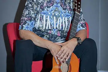 MUZIK TIADA JALAN PINTAS: Hamid Ahmad (kiri), pemain bass kumpulan Black Dog Bone yang bakal menemu para peminat di sesi '90 minit bersama...'. - Foto BM oleh NUR DIYANA TAHA