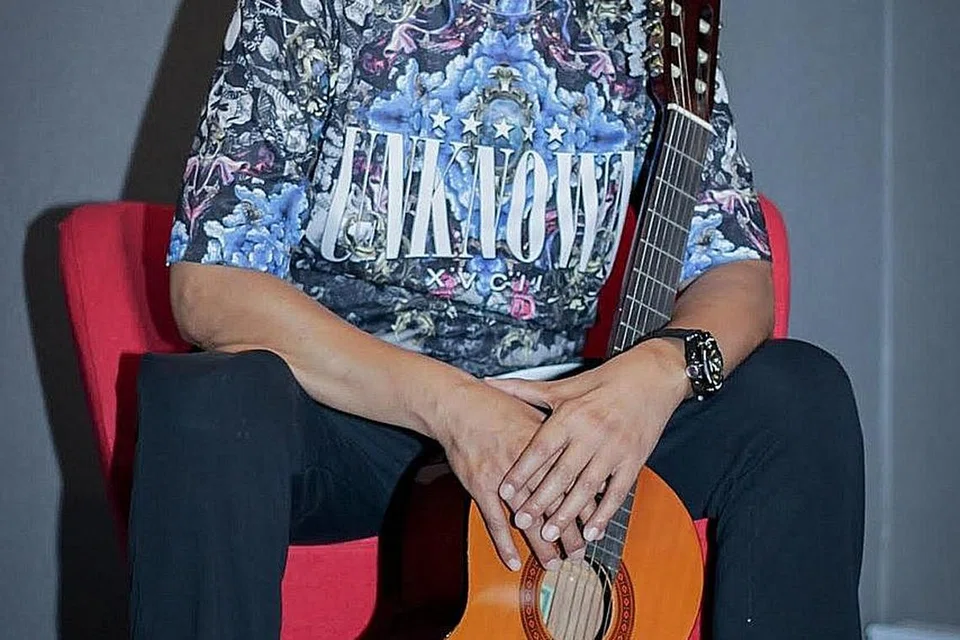 MUZIK TIADA JALAN PINTAS: Hamid Ahmad (kiri), pemain bass kumpulan Black Dog Bone yang bakal menemu para peminat di sesi '90 minit bersama...'. - Foto BM oleh NUR DIYANA TAHA