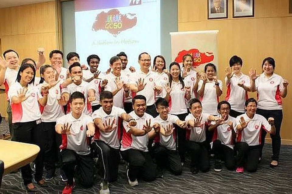 LARI UNTUK NEGARA: Pelajar dan kakitangan ITE menganjurkan acara larian 50 kilometer setiap hari selama 50 hari untuk menyambut sambutan jubli emas SG50. - Foto HEARTWARE NETWORK