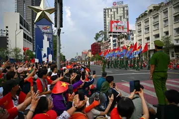Orang ramai menyaksikan perbarisan tentera sempena sambutan  menandakan ulang tahun ke-50 kejatuhan Saigon dan berakhirnya Perang Vietnam di Ho Chi Minh City pada 30 April 2025.