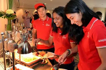 Pelari pecut Team Singapore (dari kanan) Dipna Lim-Prasad, Shanti Pereira dan Calvin Kang mencuba makanan bagi atlit Sukan SEA di Swissotel.