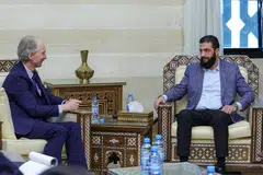 Wakil Khas Pertubuhan Bangsa-Bangsa Bersatu (PBB), Encik Geir O. Pedersen (kiri), bertemu dengan pemimpin Hayat Tahrir al-Sham (HTS), Encik Abu Mohammed al-Jolani, yang kini menggunakan nama sebenarnya Ahmed al-Sharaa, di Damsyik pada 15 Disember.