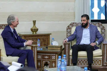 Wakil Khas Pertubuhan Bangsa-Bangsa Bersatu (PBB), Encik Geir O. Pedersen (kiri), bertemu dengan pemimpin Hayat Tahrir al-Sham (HTS), Encik Abu Mohammed al-Jolani, yang kini menggunakan nama sebenarnya Ahmed al-Sharaa, di Damsyik pada 15 Disember.