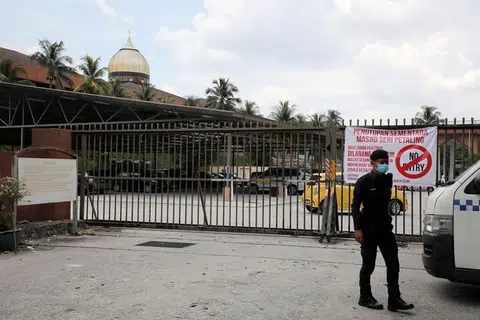 Seorang pegawai polis di luar Masjid Seri Petaling pada 18 Mac 2020.