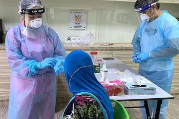 LANGKAH LEBIH KETAT: Petugas kesihatan menjalankan dan menyelia Ujian Pantas Antigen (ART) bagi kakitangan rumah jagaan warga emas dan penghuni Pertapis. - Foto PERTAPIS