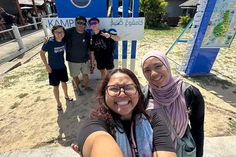 Selepas melengkapkan empat sesi selaman di laut terbuka sepanjang hujung minggu, penulis (kanan) berjaya memperoleh sijil selam skuba air terbuka.