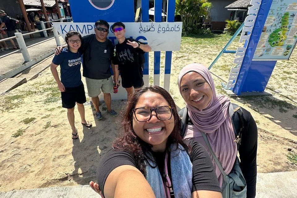 Selepas melengkapkan empat sesi selaman di laut terbuka sepanjang hujung minggu, penulis (kanan) berjaya memperoleh sijil selam skuba air terbuka.