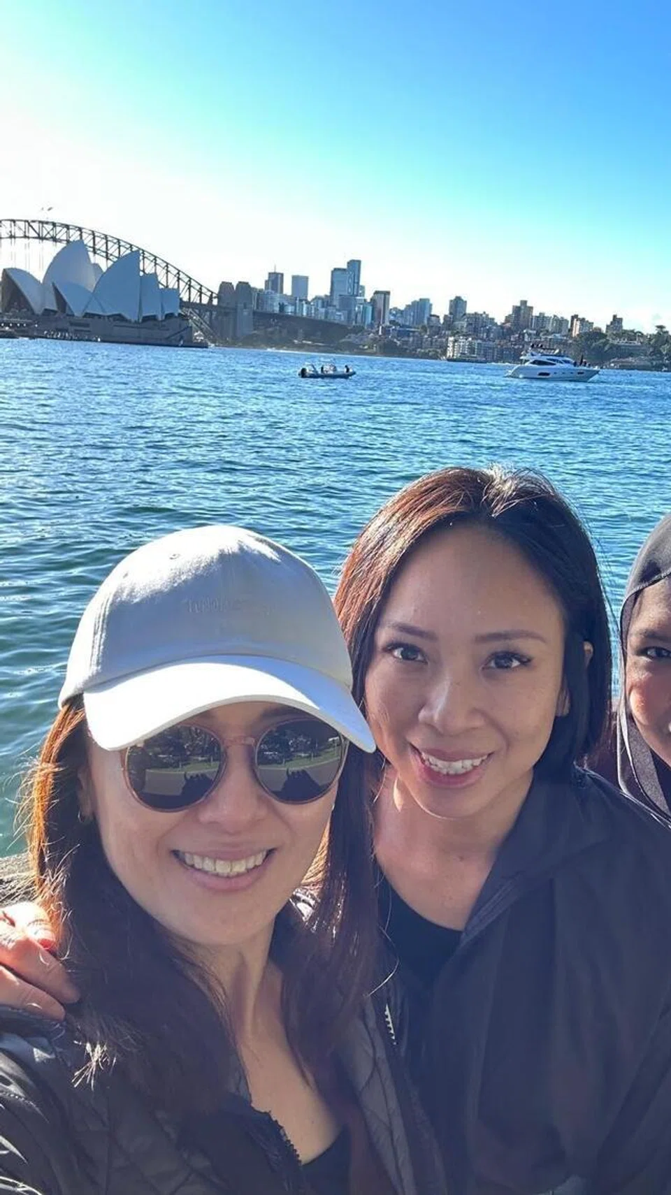 Cik Efa Fatimah Azman (kanan) bersama rakan kerjanya di Sydney, Australia.
