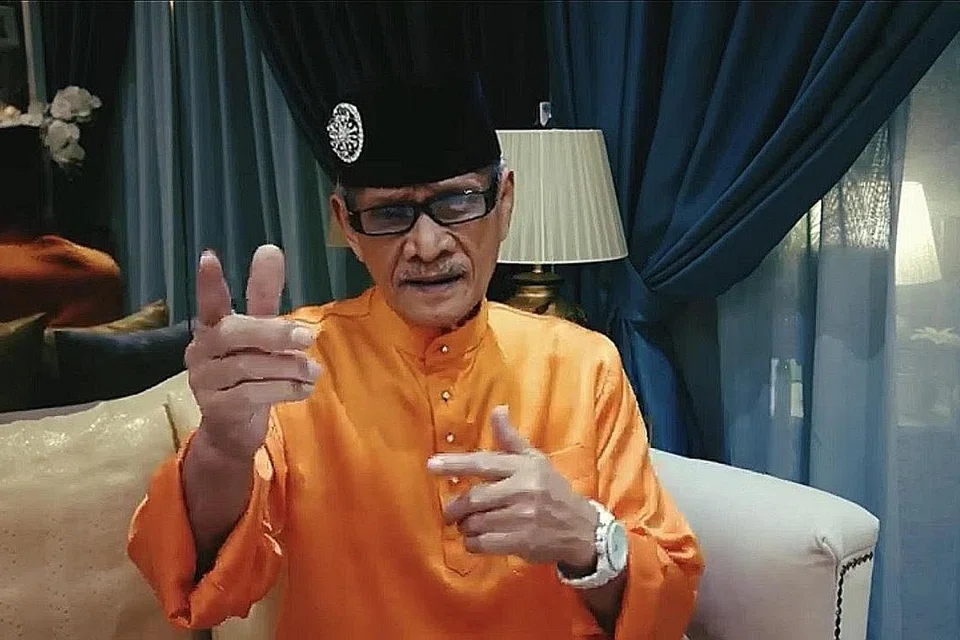 LAGU RAYA TEPAT MASA: Di kala terasa gembira dapat menyambut Hari Raya dengan isteri di Pontian setelah dua tahun hidup terpisah, J. Mizan merealisasikan impian rakam lagu Hari Raya sulungnya, Raya Raya. - Foto ihsan J. MIZAN