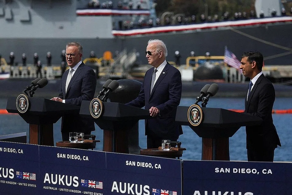 PERJANJIAN TIGA NEGARA: (Dari kiri) Perdana Menteri Australia, Encik Anthony Albanese; Presiden Amerika, Encik Joe Biden, dan Perdana Menteri Britain, Encik Rishi Sunak, di majlis khas di pangkalan tentera laut Amerika Syarikat di San Diego pada Isnin. - Foto REUTERS