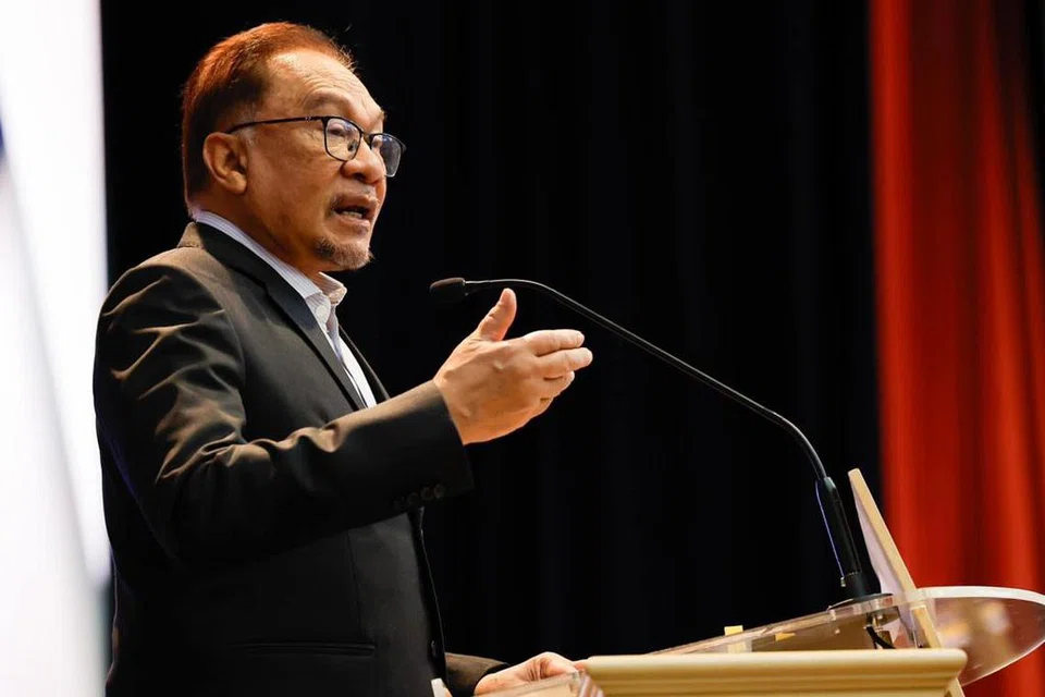 CAPAI SASARAN: Menghentikan kemiskinan tegar di Malaysia adalah antara matlamat kerajaan pimpinan Perdana Menteri, Datuk Seri Anwar Ibrahim, yang semakin hampir mencapai sasaran. 