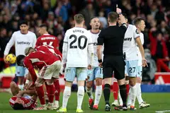 Kalvin Phillips (empat dari kanan) diarah meninggalkan padang setelah dilayangkan kad kuning kedua oleh pengadil perlawanan, Tom Bramall (berbaju hitam).