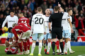 Kalvin Phillips (empat dari kanan) diarah meninggalkan padang setelah dilayangkan kad kuning kedua oleh pengadil perlawanan, Tom Bramall (berbaju hitam).