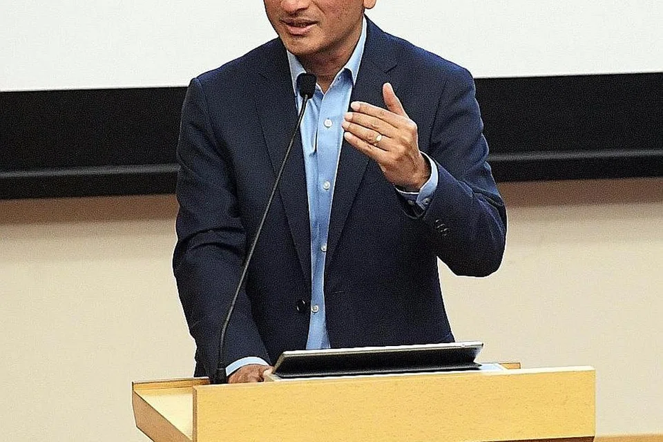 BERI JAMINAN: Dr Vivian Balakrishnan beritahu rakan sejawat China beliau, Encik Wang Yi, bahawa Singapura akan terus menjaga kesejahteraan pekerja asing China di sini, termasuk memberi mereka rawatan dan penjagaan perubatan yang perlu. - Foto fail