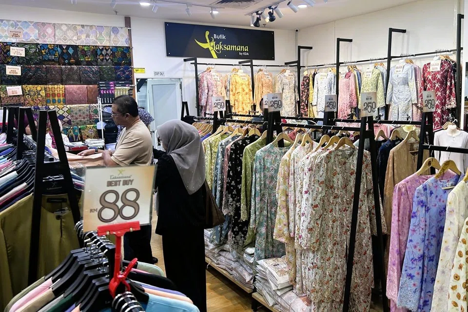 Ramai keluarga dari Singapura memilih datang lebih awal ke Angsana sebelum Ramadan bagi mengelakkan kesesakan, khususnya apabila membawa anak kecil.