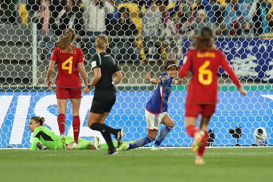 MERAIKAN GOL: Pemain sayap kanan Jepun, Hinata Miyazawa (berbaju biru), meraikan golnya ketika menentang Sepanyol dalam perlawanan peringkat kumpulan untuk Kumpulan C Piala Dunia Wanita ke-9 di Stadium Regional Wellington, New Zealand, pada Isnin.