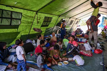 Penduduk berehat di dalam khemah di kawasan lapang di Marapokot, Nagekeo, Nusa Tenggara Timur, pada 17 Ogos 2026, selepas gempa bumi kuat berukuran 7.7 magnitud melanda wilayah itu. Ribuan mangsa yang kehilangan tempat tinggal masih menunggu bantuan kecemasan, dengan ramai berlindung di sekolah, balai polis, pejabat pemerintah dan kawasan terbuka kerana bimbang gegaran susulan.