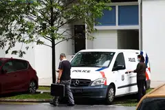 TEMPAT KEJADIAN: Pegawai penyiasat di tempat letak kereta Blok 363 Bukit Batok Street 31, tempat Encik Teo An Nee ditemui mati di rumahnya, pada Jun 2022.