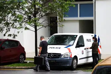 TEMPAT KEJADIAN: Pegawai penyiasat di tempat letak kereta Blok 363 Bukit Batok Street 31, tempat Encik Teo An Nee ditemui mati di rumahnya, pada Jun 2022.