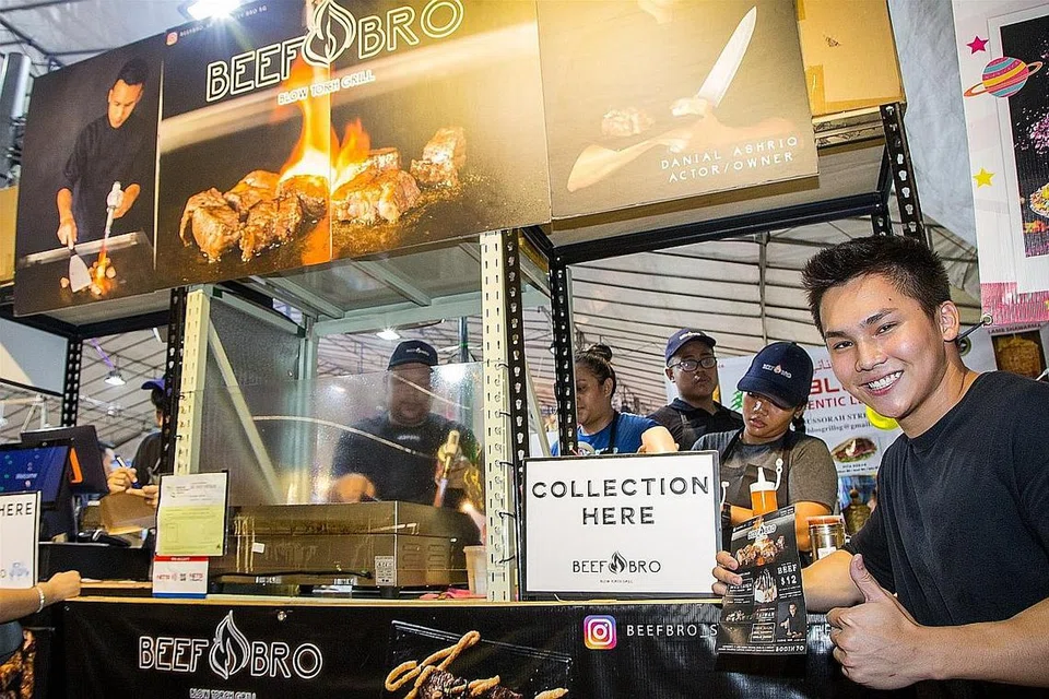 LARIS DIJUAL: Pemilik bersama Beef Bro, Encik Norvan Tan, berkata produk daging dadunya habis dijual hampir setiap hari sejak hari pertama berniaga di bazar di Geylang Serai. - Foto BM oleh ZALEHA ABDUL KADER
