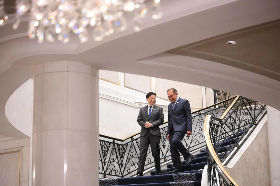 Perdana Menteri, Encik Lawrence Wong (kiri), dan rakan sejawatannya, Datuk Seri Anwar Ibrahim, membincangkan langkah  memperkukuhkan hubungan dua hala antara Singapura dengan Malaysia. 
